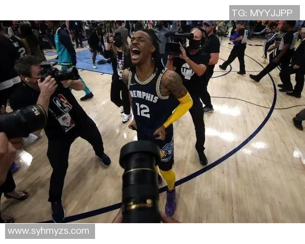 雄鹿与猛龙激战正酣大比分对决引发球迷热议与期待